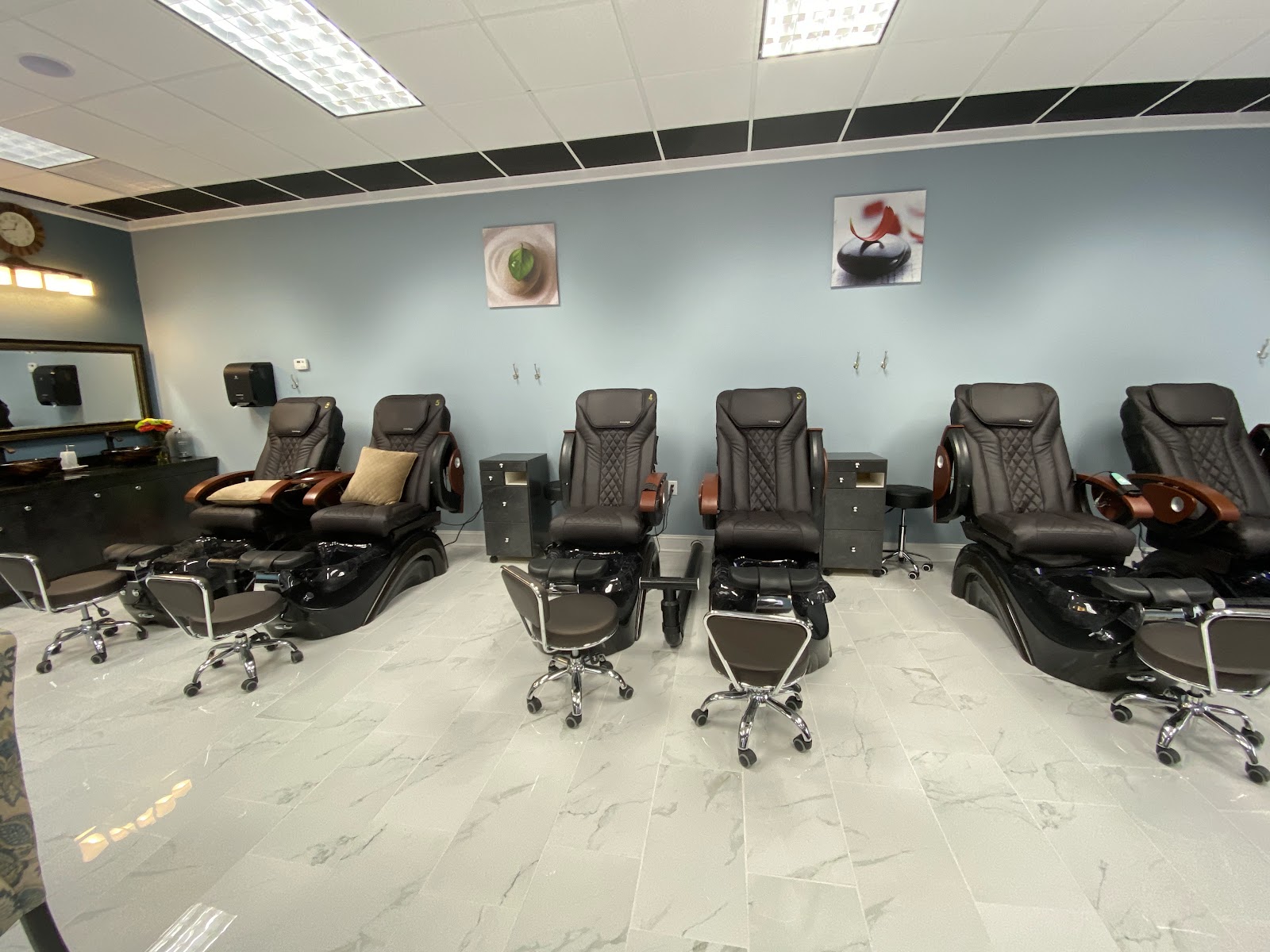 Helen NAILS logo